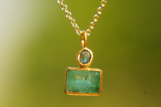 22 Kt Israeli Designed Emerald and Sapphire Pendant