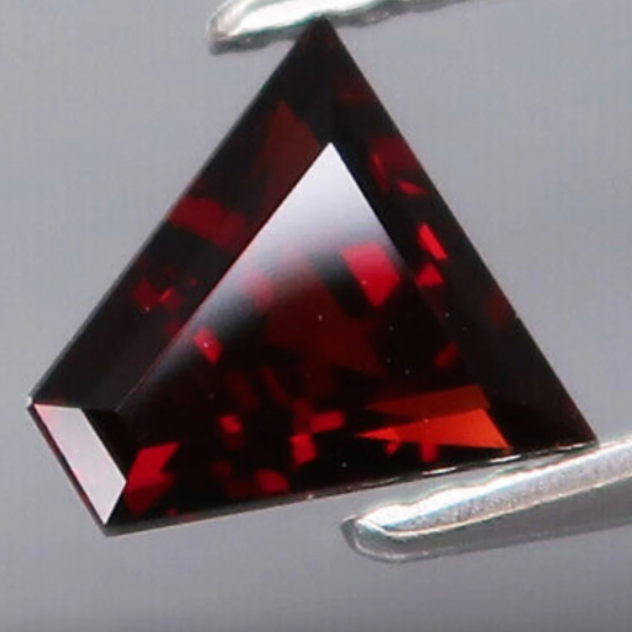 0.92 CTs Total Faceted Spinel • Genuine, Untreated, Earth-Mined. 6.3mm. Noble Red. 5679